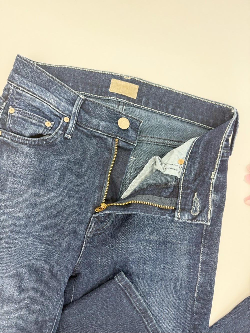 Mother Denim The Outsider Crop Flare Jeans: Two Strangers Ride On The Subway - Picture 8 of 16